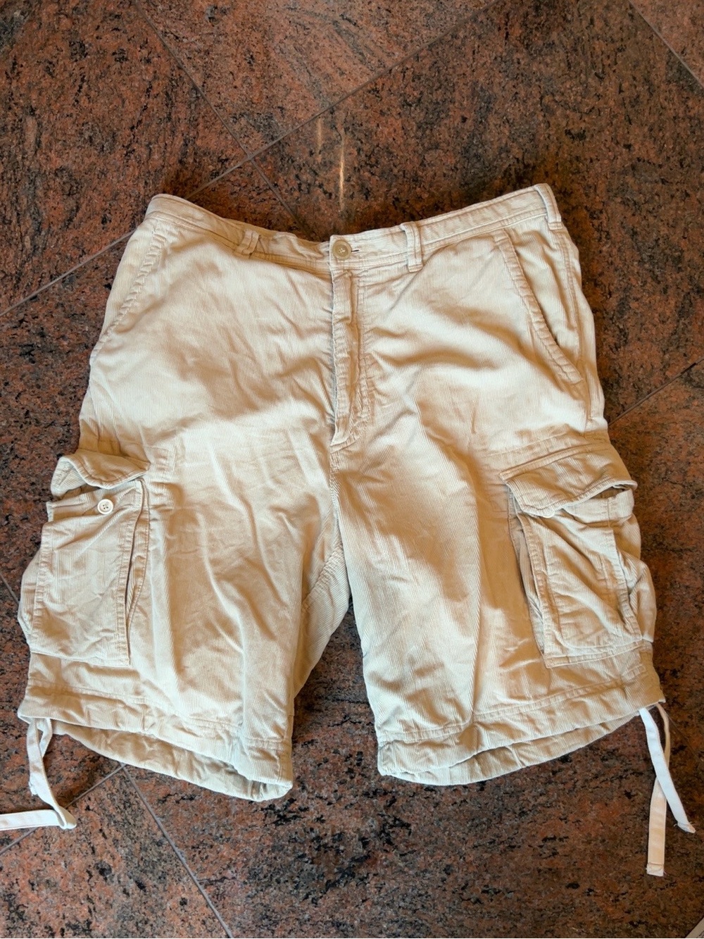 Men’s Brunello Cucinelli Beige Cargo Shorts with Utility Pockets- great cond